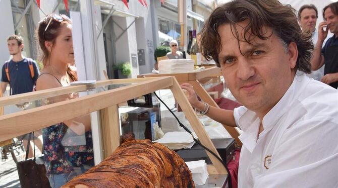 Einer von vielen, die gerne immer wieder kommen: Alessandro Granieri bietet Spanferkel.