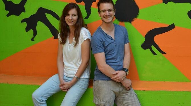 Julia Hildebrand und Manuel Schmid vor der neuen Fassade des »Fusion«. FOTO: HEHN