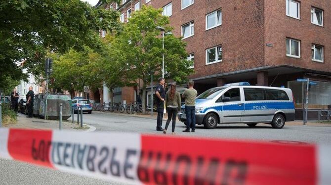 Einsatzkräfte der Polizei durchsuchen am Freitag in Kiel eine Grundschule. Foto: Christian Charisius