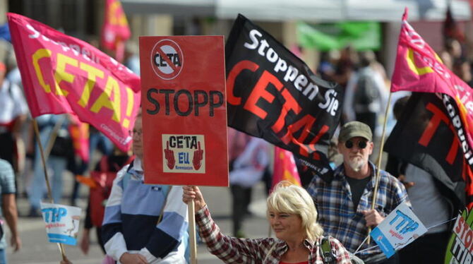 Teilnehmer der Ceta und TTIP Demonstration auf dem Arnulf-Klett-Platz in Stuttgart.