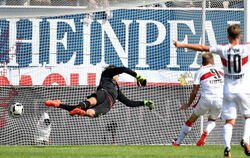 Stuttgarts Simon Terodde (2.v.r.) erzielt das Tor zum 0:1 gegen Torwart Julian Pollersbeck aus Kaiserslautern.