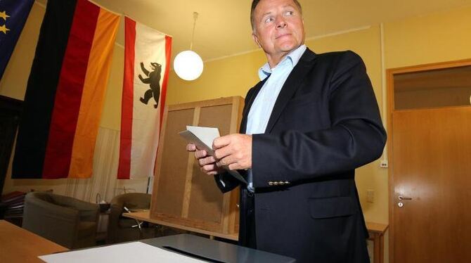 Georg Pazderski, Spitzenkandidat der Alternative für Deutschland (AfD), gibt seine Stimme ab. Foto: Wolfgang Kumm