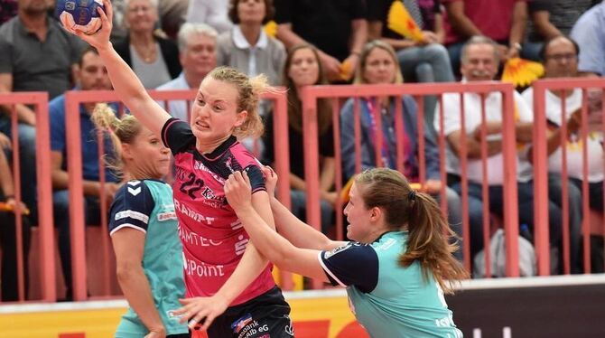 Linkshänderin Maren Weigel (Mitte) kann auch mit rechts werfen. In dieser Szene setzt sich die TuS-Akteurin gegen Zivile Jurguty Linkshänderin Maren Weigel (Mitte) kann auch mit rechts werfen. In dieser Szene setzt sich die TuS-Akteurin gegen Zivile Jurguty