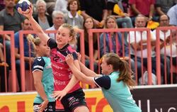 Linkshänderin Maren Weigel (Mitte) kann auch mit rechts werfen. In dieser Szene setzt sich die TuS-Akteurin gegen Zivile Jurguty