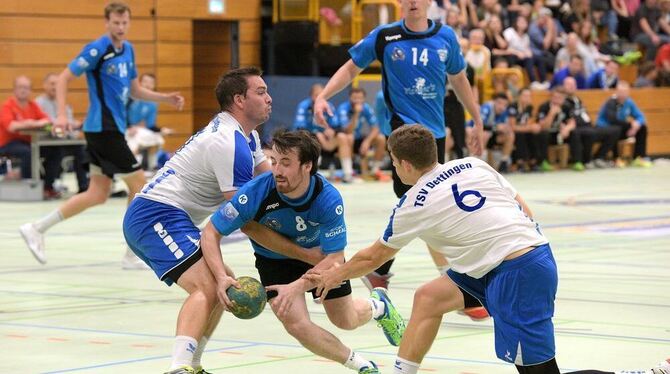 Mössingens Daniel Braunstein (mit Ball) im Duell mit  den Dettingern Marc Euchner (links) und Maximilian Fritz. FOTO: BAUR