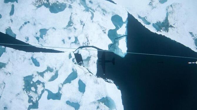 Der AWI-Meereisdickensensor beim Messflug: "Erstmals ist das Eis an einer Stelle in einer durchgehenden Fläche bis nördlich v