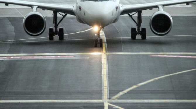 Ein Flugzeug der Lufthansa-Tochter Eurowings auf dem Flughafen in Düsseldorf. Foto: Federico Gambarini