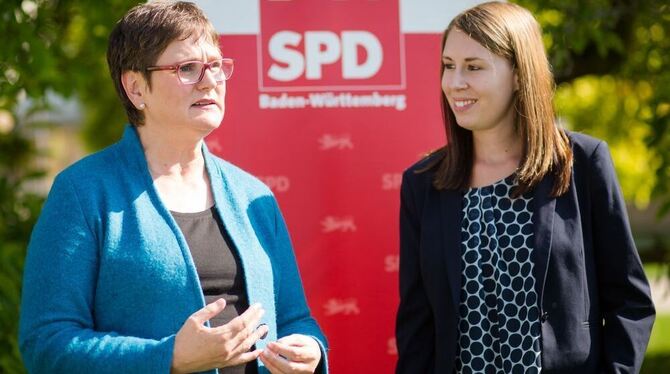 Leni Breymaier (l), designierte Landesvorsitzende der SPD-Baden-Württemberg, spricht bei einem Statement der Partei in Stuttgart